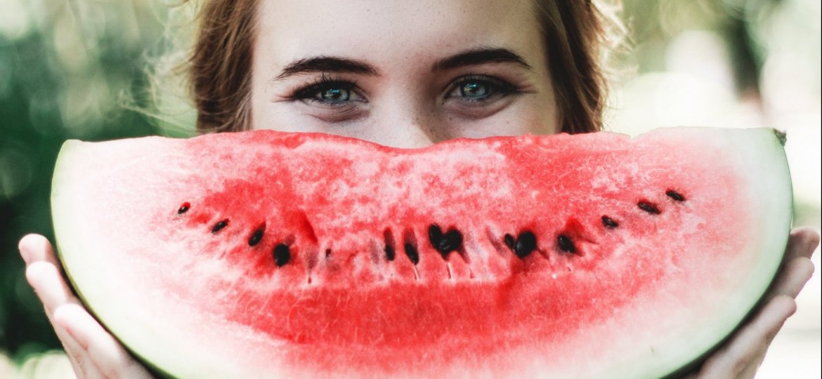 Junge Frau mit Wassermelone