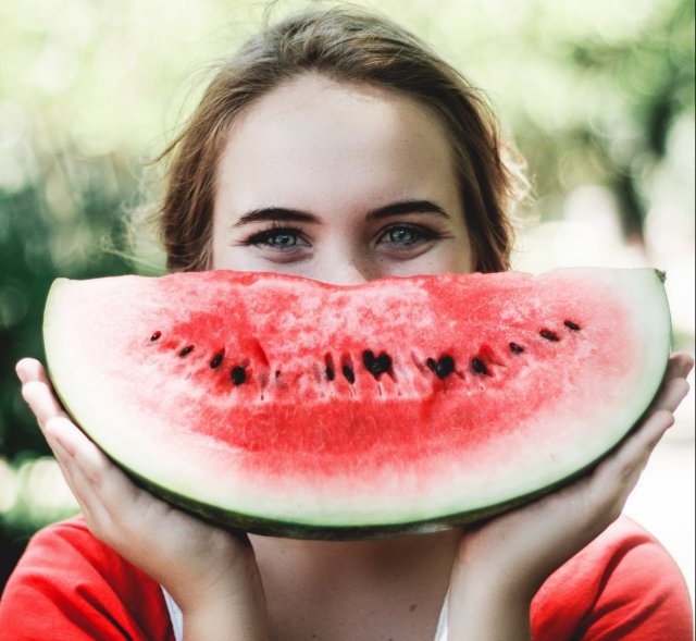 Junge Frau mit Wassermelone